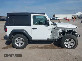 2020 Jeep Wrangler Sport S с VIN 1C4GJXAG3LW275413, выставлен на аукционе IAAI как лот 41884921 с пробегом 63 727 миль миль и . История ставок и продаж доступна на DreamBid. Изображение 14.