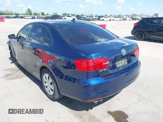 2014 Volkswagen Jetta SE z VIN 3VWD17AJ9EM402714, wystawiony jako IAAI lot #42088715 z przebiegiem 115 291 mil mil oraz . Historia ofert i sprzedaży dostępna na DreamBid. Obrazek 3.