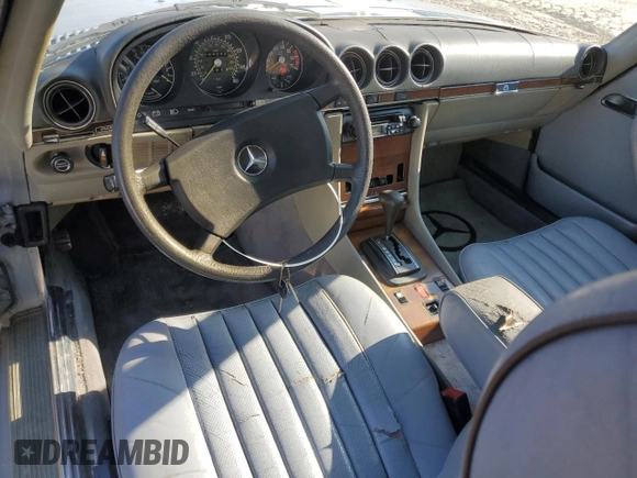 1983 Mercedes-Benz 380 SL z VIN WDBBA45AXDB027231, wystawiony jako Copart lot #44577535 z przebiegiem 117 712 mil mil oraz Czysty tytuł • Clean title. Historia ofert i sprzedaży dostępna na DreamBid. Obrazek 8.