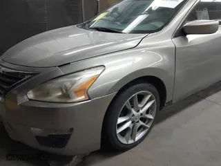 2013 Nissan Altima 2.5 SV with VIN 1N4AL3AP5DN423373, listed as a IAAI auction lot 41838606 with 237,989 mi miles. Bid and sale history available at carsss.com. Image 6.