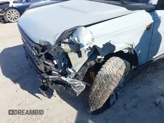 2023 Ford Bronco z VIN 1FMEE5DP7PLB81565, wystawiony jako IAAI lot #41891295 z przebiegiem 27 890 mil mil oraz . Historia ofert i sprzedaży dostępna na DreamBid. Obrazek 6.