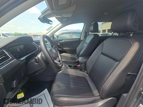 2024 Volkswagen Tiguan SE z VIN 3VV3B7AX1RM107078, wystawiony jako IAAI lot #42852792 z przebiegiem 36 642 mil mil oraz . Historia ofert i sprzedaży dostępna na DreamBid. Obrazek 13.