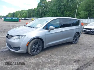 2019 Chrysler Pacifica Touring Plus z VIN 2C4RC1FG0KR574955, wystawiony jako IAAI lot #42254948 z przebiegiem 82 423 mil mil oraz . Historia ofert i sprzedaży dostępna na DreamBid. Obrazek 20.