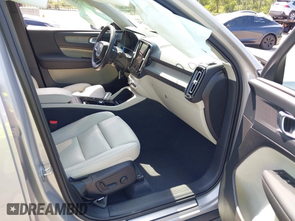 2024 Volvo XC40 Plus Dark Theme с VIN YV4L12ULXR2293107, выставлен на аукционе IAAI как лот 42283292 с пробегом 10 917 миль миль и . История ставок и продаж доступна на DreamBid. Изображение 5.