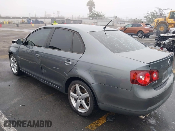 2010 Volkswagen Jetta SE z VIN 3VWRZ7AJ8AM148955, wystawiony jako IAAI lot #41241313 z przebiegiem 134 124 mil mil oraz . Historia ofert i sprzedaży dostępna na DreamBid. Obrazek 3.