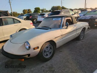 1982 Alfa Romeo Spider Veloce z VIN ZARBA5414C1014655, wystawiony jako Copart lot #74420044 z przebiegiem 63 266 mil mil oraz Szkody całkowita. Historia ofert i sprzedaży dostępna na DreamBid. Obrazek 1.