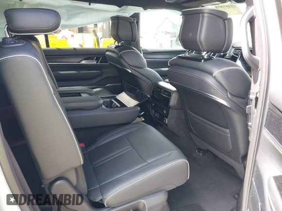 2024 Jeep Grand Wagoneer Series II z VIN 1C4SJSFP6RS132641, wystawiony jako IAAI lot #42210699 z przebiegiem 9 904 mil mil oraz . Historia ofert i sprzedaży dostępna na DreamBid. Obrazek 8.