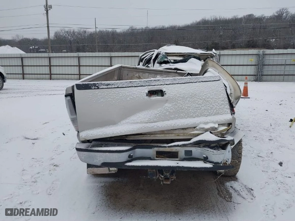 2006 Chevrolet Silverado 2500HD Work Truck with VIN 1GCHK23236F122055, listed as a IAAI auction lot 41301377 with 1 mi miles. Bid and sale history available at carsss.com. Image 16.