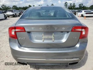2018 Volvo S60 Dynamic z VIN YV126MFL4J2452338, wystawiony jako Copart lot #72517124 z przebiegiem 70 668 mil mil oraz Czysty tytuł • Clean title. Historia ofert i sprzedaży dostępna na DreamBid. Obrazek 6.