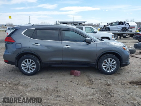 2017 Nissan Rogue SL z VIN JN8AT2MV7HW025973, wystawiony jako IAAI lot #42000657 z przebiegiem 131 762 mil mil oraz . Historia ofert i sprzedaży dostępna na DreamBid. Obrazek 13.