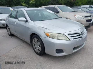 2011 Toyota Camry LE z VIN 4T1BF3EK0BU132007, wystawiony jako IAAI lot #42324405 z przebiegiem 226 071 mil mil oraz . Historia ofert i sprzedaży dostępna na DreamBid. Obrazek 1.