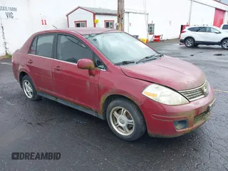 2008 Nissan Versa S z VIN 3N1BC11E88L354415, wystawiony jako IAAI lot #42305734 z przebiegiem 136 517 mil mil oraz . Historia ofert i sprzedaży dostępna na DreamBid. Obrazek 1.