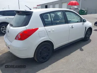 2010 Nissan Versa S z VIN 3N1BC1CP7AL457734, wystawiony jako IAAI lot #42418882 z przebiegiem 194 207 mil mil oraz . Historia ofert i sprzedaży dostępna na DreamBid. Obrazek 4.