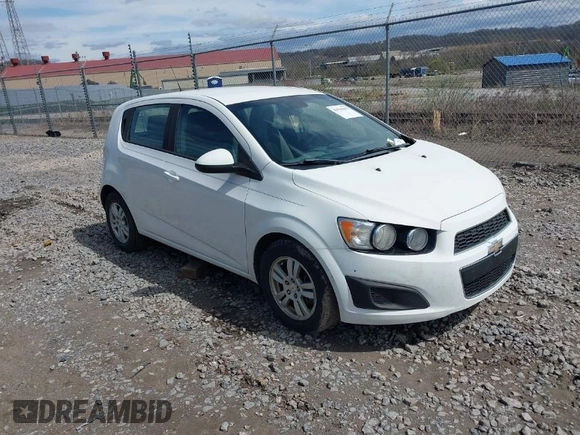 2012 Chevrolet Sonic LS z VIN 1G1JA6SH1C4162670, wystawiony jako IAAI lot #41936613 z przebiegiem 141 828 mil mil oraz . Historia ofert i sprzedaży dostępna na DreamBid. Obrazek 1.