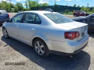 2008 Volkswagen Jetta SE z VIN 3VWRZ71K58M044121, wystawiony jako IAAI lot #42317882 z przebiegiem Nie podano mil oraz . Historia ofert i sprzedaży dostępna na DreamBid. Obrazek 3.