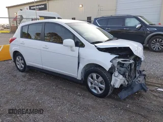 2009 Nissan Versa S z VIN 3N1BC13E69L401312, wystawiony jako IAAI lot #42317938 z przebiegiem 86 095 mil mil oraz . Historia ofert i sprzedaży dostępna na DreamBid. Obrazek 1.