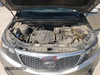 2012 Kia Sorento LX z VIN 5XYKT3A64CG274580, wystawiony jako Copart lot #55513455 z przebiegiem 167 369 mil mil oraz Szkoda całkowita • Salvage title. Historia ofert i sprzedaży dostępna na DreamBid. Obrazek 12.