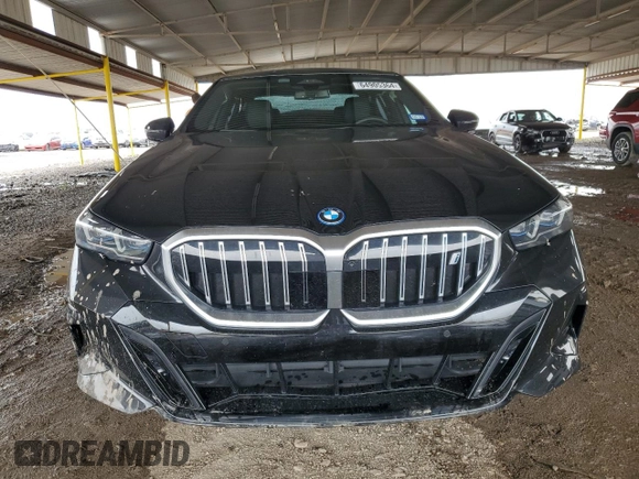 2024 BMW i5 eDrive40 z VIN WBY33FK01RCP20132, wystawiony jako Copart lot #64905364 z przebiegiem 10 638 mil mil oraz Szkody całkowita. Historia ofert i sprzedaży dostępna na DreamBid. Obrazek 5.