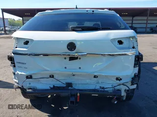 2021 Volkswagen Atlas SEL z VIN 1V2EE2CA2MC227667, wystawiony jako IAAI lot #41886405 z przebiegiem 41 928 mil mil oraz . Historia ofert i sprzedaży dostępna na DreamBid. Obrazek 6.
