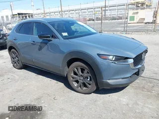 2024 Mazda CX-30 S Carbon Edition z VIN 3MVDMBCM6RM721139, wystawiony jako IAAI lot #42014938 z przebiegiem 6913 mil mil oraz . Historia ofert i sprzedaży dostępna na DreamBid. Obrazek 1.