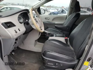 2012 Toyota Sienna SE z VIN 5TDXK3DC9CS222519, wystawiony jako Copart lot #50948145 z przebiegiem 245 553 mil mil oraz Szkoda całkowita • Salvage title. Historia ofert i sprzedaży dostępna na DreamBid. Obrazek 7.