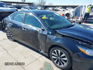 2017 Nissan Altima SR z VIN 1N4AL3AP4HC205670, wystawiony jako IAAI lot #41613157 z przebiegiem 153 600 mil mil oraz . Historia ofert i sprzedaży dostępna na DreamBid. Obrazek 6.