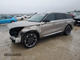 2021 Lincoln Aviator Reserve z VIN 5LM5J7WC4MGL17718, wystawiony jako Copart lot #43180165 z przebiegiem 68 596 mil mil oraz Czysty tytuł • Clean title. Historia ofert i sprzedaży dostępna na DreamBid. Obrazek 1.