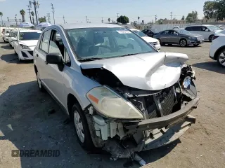 2009 Nissan Versa 1.6 z VIN 3N1CC11E09L445460, wystawiony jako Copart lot #74360764 z przebiegiem 202 122 mil mil oraz Szkoda całkowita • Salvage title. Historia ofert i sprzedaży dostępna na DreamBid. Obrazek 11.