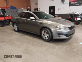 2013 Kia Optima EX z VIN 5XXGN4A74DG165525, wystawiony jako IAAI lot #42405482 z przebiegiem 132 820 mil mil oraz . Historia ofert i sprzedaży dostępna na DreamBid. Obrazek 1.