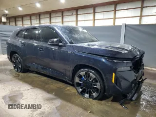 2023 BMW XM z VIN 5YM23CS05P9S28460, wystawiony jako Copart lot #41641905 z przebiegiem 9700 mil mil oraz Szkody całkowita. Historia ofert i sprzedaży dostępna na DreamBid. Obrazek 4.