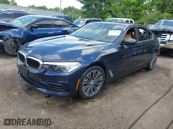 2019 BMW 5 Series 530i xDrive z VIN WBAJA7C55KWW00477, wystawiony jako IAAI lot #42388808 z przebiegiem 36 mil mil oraz . Historia ofert i sprzedaży dostępna na DreamBid. Obrazek 2.