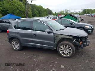 2015 Volkswagen Tiguan S z VIN WVGAV7AX6FW567468, wystawiony jako IAAI lot #42330317 z przebiegiem 143 984 mil mil oraz . Historia ofert i sprzedaży dostępna na DreamBid. Obrazek 13.