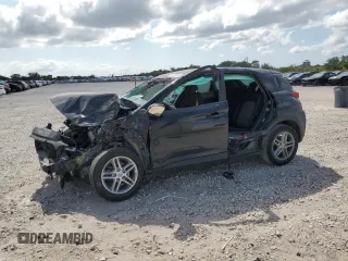 2021 Hyundai Kona SE z VIN KM8K12AA3MU708942, wystawiony jako Copart lot #56202585 z przebiegiem Nie podano mil oraz Nie do naprawy • Non repairable. Historia ofert i sprzedaży dostępna na DreamBid. Obrazek 1.