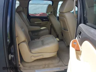 2007 Chevrolet Suburban LTZ with VIN 3GNFC16097G191395, listed as a IAAI auction lot 41965244 with 274,256 mi miles. Bid and sale history available at carsss.com. Image 8.