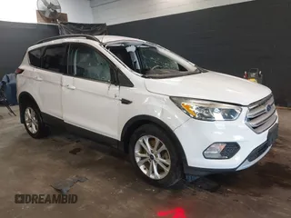 2018 Ford Escape SE z VIN 1FMCU9GD8JUB65931, wystawiony jako IAAI lot #41610250 z przebiegiem 58 867 mil mil oraz . Historia ofert i sprzedaży dostępna na DreamBid. Obrazek 1.