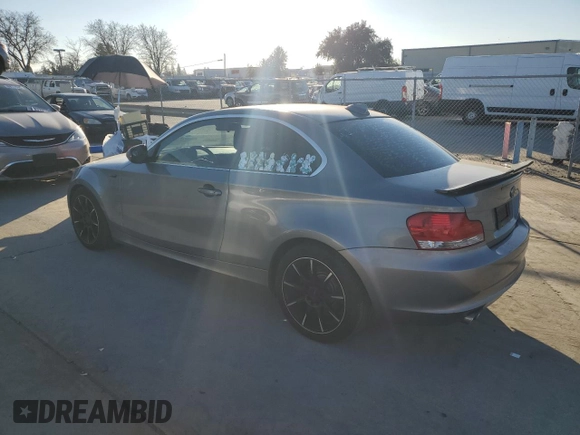 2011 BMW 1 Series 128i z VIN WBAUP9C59BVL90236, wystawiony jako Copart lot #89027105 z przebiegiem 169 716 mil mil oraz Tytuł czysty. Historia ofert i sprzedaży dostępna na DreamBid. Obrazek 2.