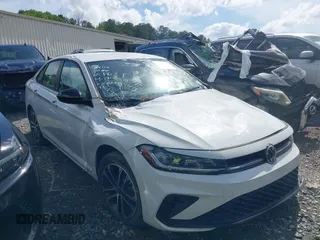 2025 Volkswagen Jetta Sport z VIN 3VWBX7BUXSM048308, wystawiony jako IAAI lot #42151545 z przebiegiem 6 324 mil mil oraz . Historia ofert i sprzedaży dostępna na DreamBid. Obrazek 1.