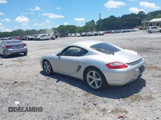 2006 Porsche Cayman S с VIN WP0AB29826U781513, выставлен на аукционе IAAI как лот 42634933 с пробегом 99 237 миль миль и . История ставок и продаж доступна на DreamBid. Изображение 3.