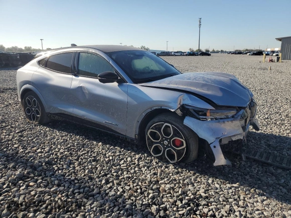 2022 Ford Mustang Mach-E GT z VIN 3FMTK4SE8NMA28748, wystawiony jako Copart lot #48970145 z przebiegiem 44 771 mil mil oraz Szkoda całkowita • Salvage title. Historia ofert i sprzedaży dostępna na DreamBid. Obrazek 4.