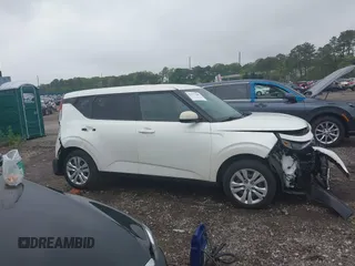 2022 Kia Soul LX z VIN KNDJ23AU5N7812393, wystawiony jako IAAI lot #42275386 z przebiegiem 95 387 mil mil oraz . Historia ofert i sprzedaży dostępna na DreamBid. Obrazek 13.