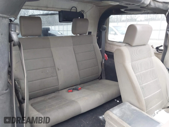 2007 Jeep Wrangler Sahara z VIN 1J8FA54107L202622, wystawiony jako IAAI lot #41391138 z przebiegiem 251 388 mil mil oraz . Historia ofert i sprzedaży dostępna na DreamBid. Obrazek 8.