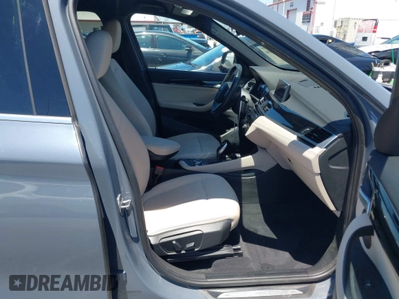 2021 BMW X1 sDrive28i z VIN WBXJG7C02M5T37169, wystawiony jako IAAI lot #42226396 z przebiegiem 48 603 mil mil oraz . Historia ofert i sprzedaży dostępna na DreamBid. Obrazek 5.