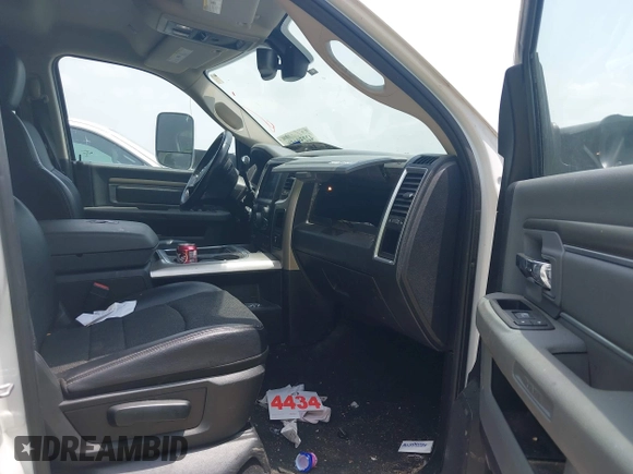 2018 Ram 2500 Big Horn z VIN 3C6UR5DL8JG341532, wystawiony jako IAAI lot #42259456 z przebiegiem 184 762 mil mil oraz . Historia ofert i sprzedaży dostępna na DreamBid. Obrazek 5.