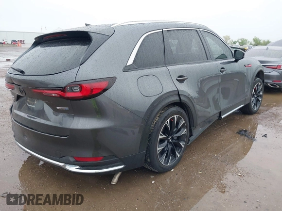 2024 Mazda CX-90 Premium Plus z VIN JM3KKEHA4R1179588, wystawiony jako IAAI lot #41951973 z przebiegiem 5 312 mil mil oraz . Historia ofert i sprzedaży dostępna na DreamBid. Obrazek 4.