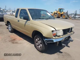 1998 Nissan Frontier XE z VIN 1N6DD26S3WC335378, wystawiony jako IAAI lot #42384698 z przebiegiem 180 306 mil mil oraz . Historia ofert i sprzedaży dostępna na DreamBid. Obrazek 1.