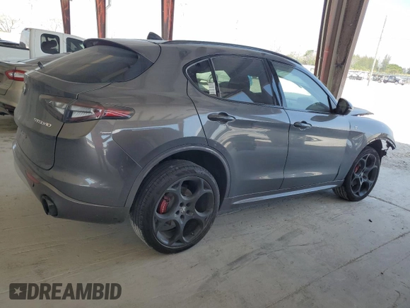 2024 Alfa Romeo Stelvio Ti z VIN ZASPAKBN5R7D80366, wystawiony jako Copart lot #54667015 z przebiegiem 9 254 mil mil oraz Nie do naprawy • Non repairable. Historia ofert i sprzedaży dostępna na DreamBid. Obrazek 3.