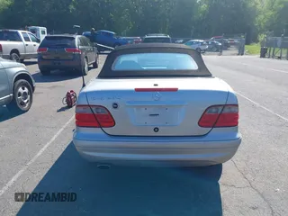 2002 Mercedes-Benz CLK 320/430 z VIN WDBLK70G12T129233, wystawiony jako IAAI lot #42391247 z przebiegiem 94 186 mil mil oraz . Historia ofert i sprzedaży dostępna na DreamBid. Obrazek 16.