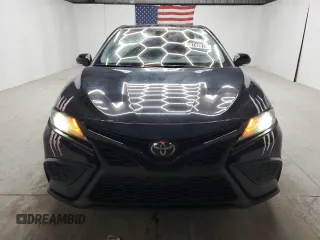 2022 Toyota Camry SE z VIN 4T1G11AK9NU057987, wystawiony jako Copart lot #56749015 z przebiegiem 85 171 mil mil oraz Czysty tytuł • Clean title. Historia ofert i sprzedaży dostępna na DreamBid. Obrazek 5.