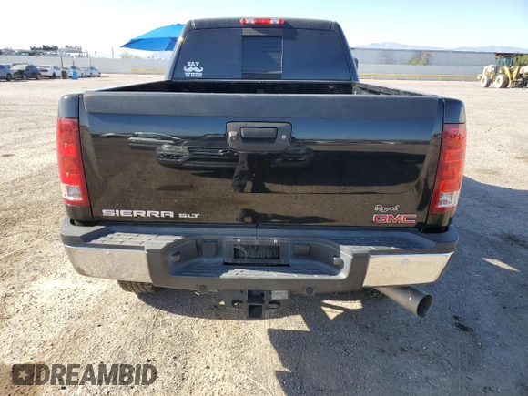 2013 GMC Sierra 2500HD SLT z VIN 1GT121C89DF194827, wystawiony jako Copart lot #57118415 z przebiegiem 104 669 mil mil oraz Szkoda całkowita • Salvage title. Historia ofert i sprzedaży dostępna na DreamBid. Obrazek 6.