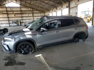 2024 Volkswagen Taos SE z VIN 3VVEX7B29RM053705, wystawiony jako Copart lot #57180415 z przebiegiem 10 563 mil mil oraz Szkoda całkowita • Salvage title. Historia ofert i sprzedaży dostępna na DreamBid. Obrazek 1.